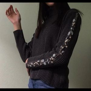 Grey turtle neck with flower embroidery